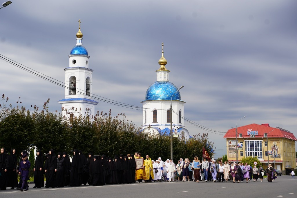 ИСТОРИЧЕСКИЙ КРЕСТНЫЙ ХОД И МОЛЕБЕН НА НАЧАЛО УЧЕБНОГО ГОДА ПРОШЛИ В МАЛОЯРОСЛАВЦЕ